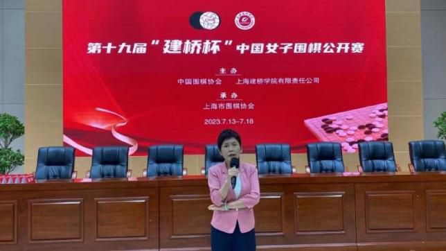 虽然男人并不见得足以让小明倚赖，而且，心理因素也使得她无法安心倚赖一个男人，然而，她却一味本能地追求倚赖男人，即使有自立的机会也不去把握。